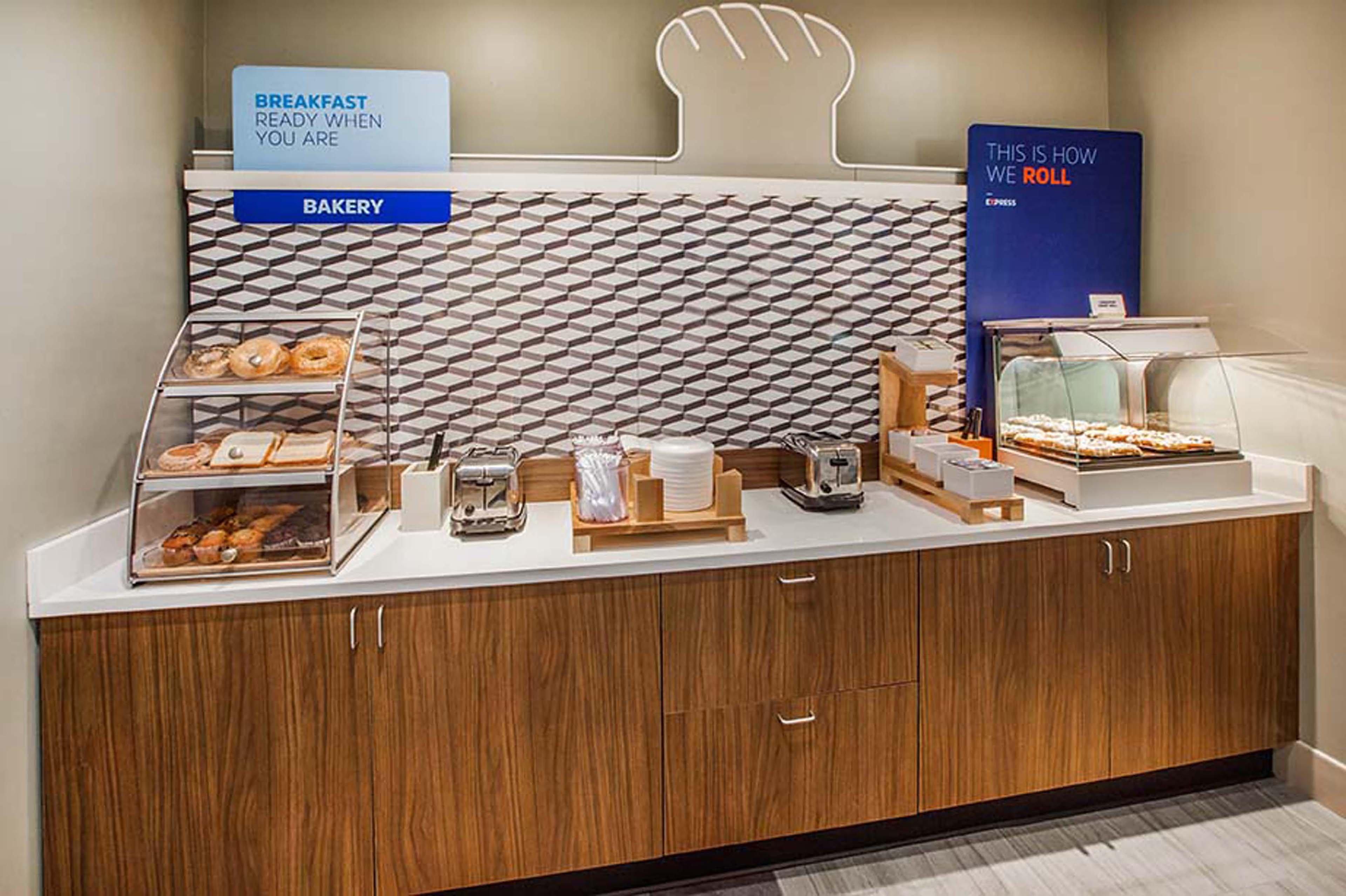 Holiday Inn Express Roseville-St. Paul By Ihg Exterior photo