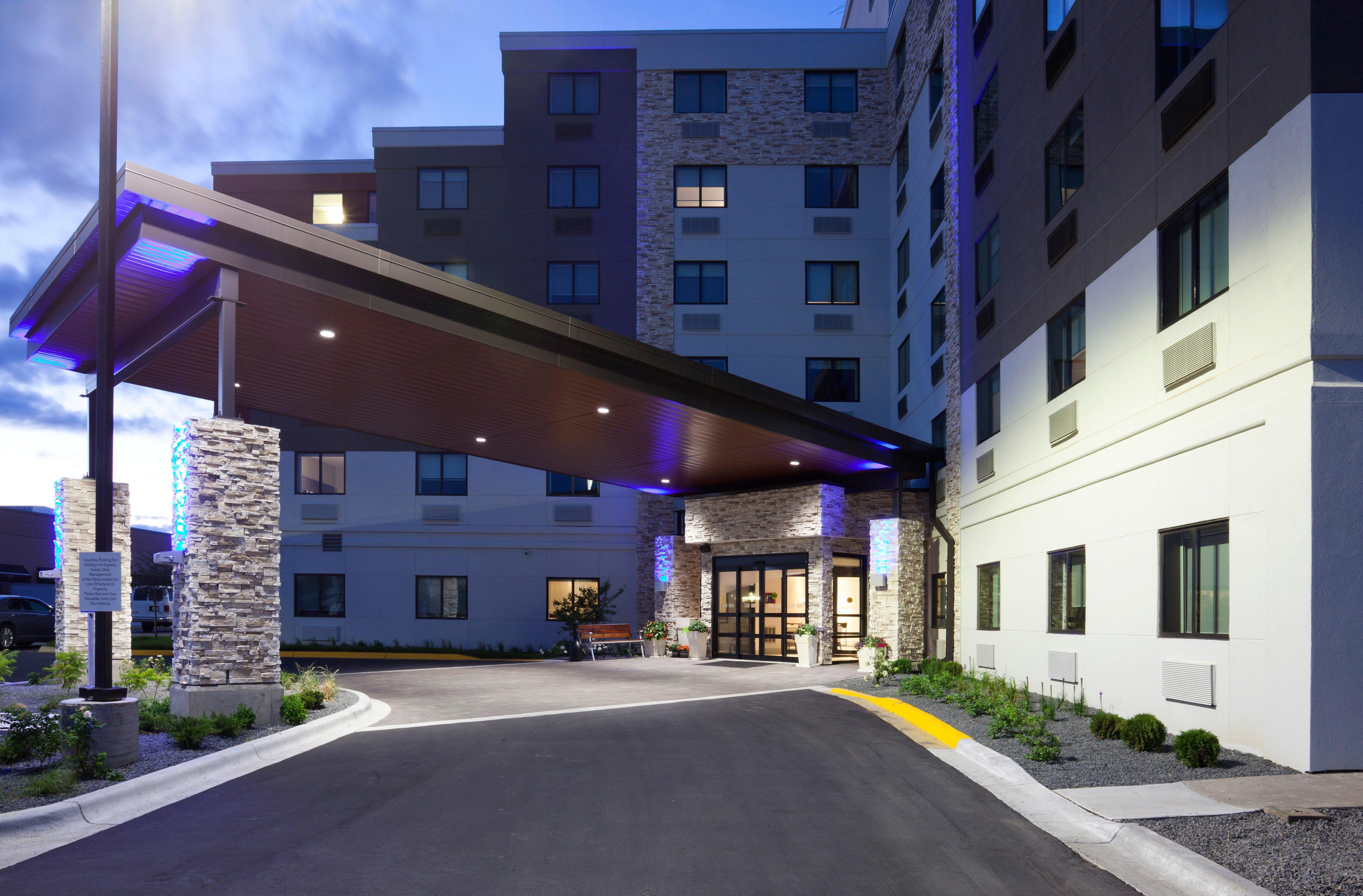 Holiday Inn Express Roseville-St. Paul By Ihg Exterior photo